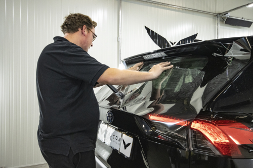 donkere tint op de ramen van de auto