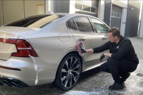 volvo s60 die met de hand gewassen wordt door Falcon Customs & Detailing