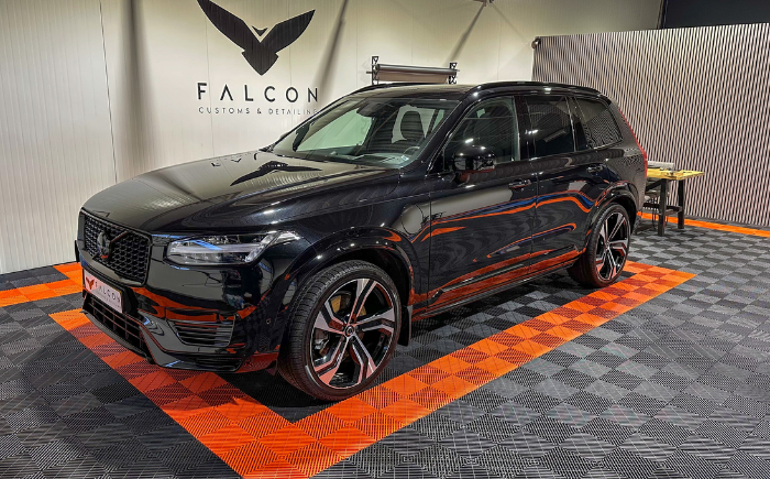 Volvo XC90 met premium keramishe coating in groningen. Premium keramische coating aangebracht op volvo xc90 in groningen door falcon customs & detailing, voor langdurige lakbescherming en diepe glans.