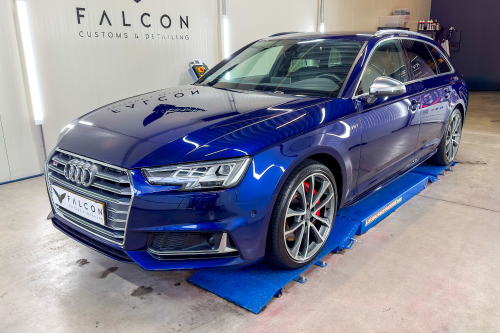 Audi S4 met keramische coating - duurzame lakbescherming en diepe glans Audi S4 voorzien van een hoogwaardige keramische coating voor langdurige lakbescherming, extra glans en optimale bescherming tegen vuil en weersinvloeden