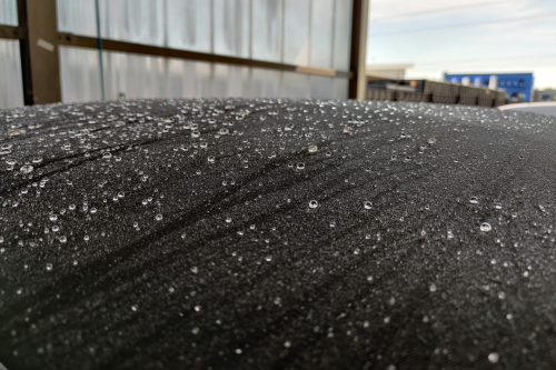 Cabrodak met keramische coating - water- en vuilafstotende bescherming Cabriodak geïmpregneerd met een keramische coating voor water- en vuilafstotende bescherming, waardoor het dak langer schoon, glanzend en waterdicht blijft