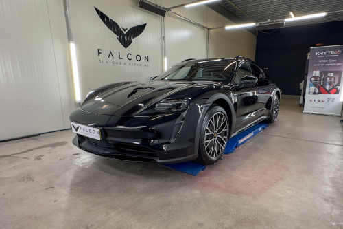 Porsche Taycan in glascoating - duurzame lakbescherming in Groningen Porsche Tayycan voorzien van een hoogwaardige glascoating voor diepe glans en langdurige bescherming tegen vuil en weersinvloeden