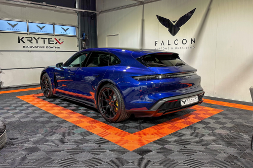 Porsche Taycan met premium twee laags keramische coating blindoen HPC pro labocosmetica - maximale lakbescherming Porsche Taycan behandeld met een premium tweelaags keramische coating waarbij een transparante harslaag extra bescherming, diepe glans en verhoogde krasbestendigheid aan de lak geeft