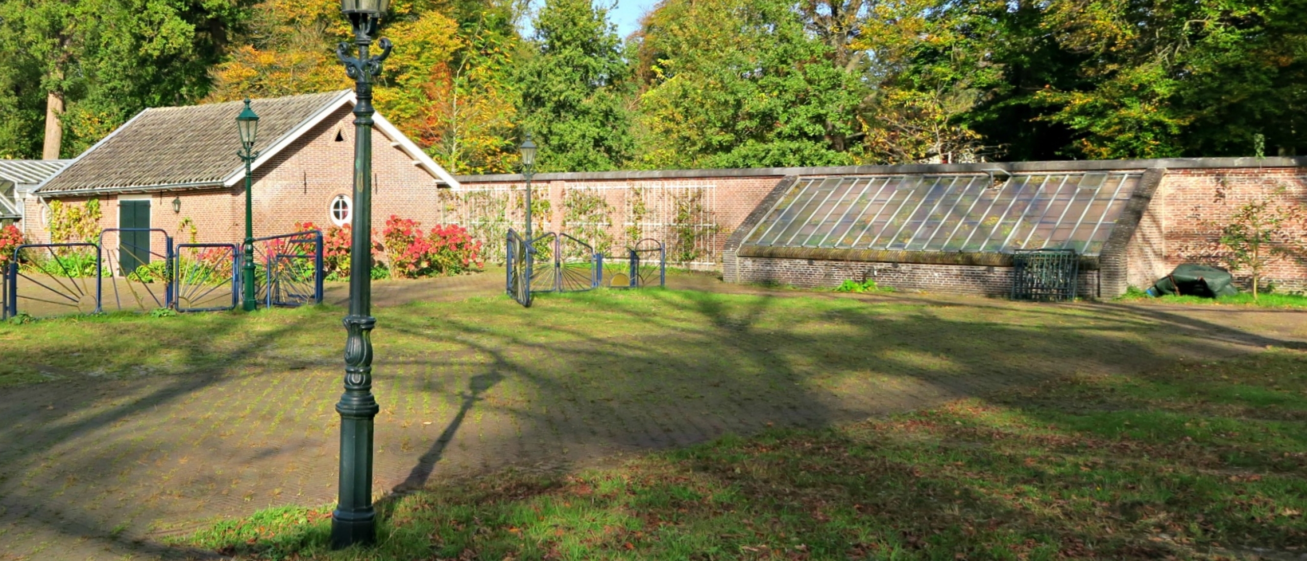 Heiligenberg: kas tegen moestuinmuur in Leusden