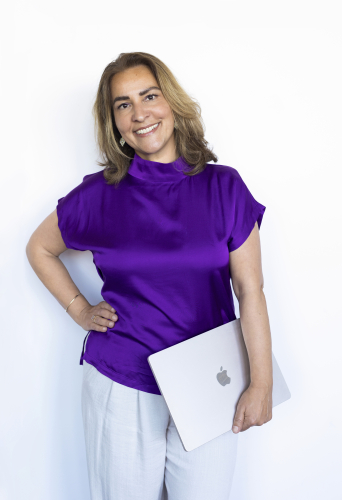 Fauzia Coaching People paarse blouse laptop grote lach