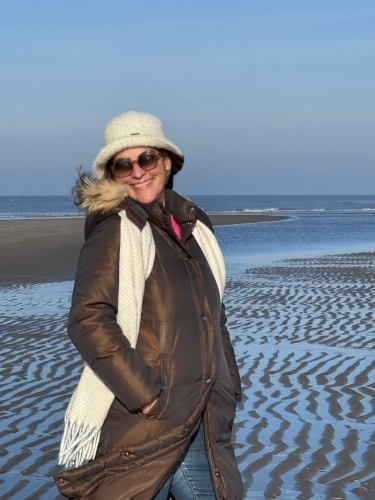 fauzia-op-het-strand-met-hoed-en-bril fauzia-op-het-strand-met-hoed-en-bril