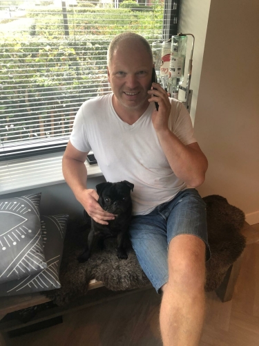 mike-en-beertje-bellend-op-bank