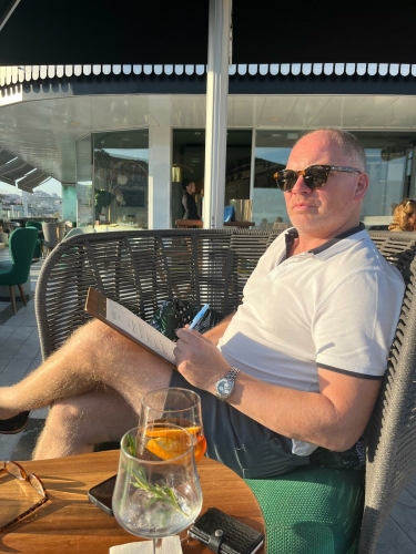 mike-in-de-zon-met-menu