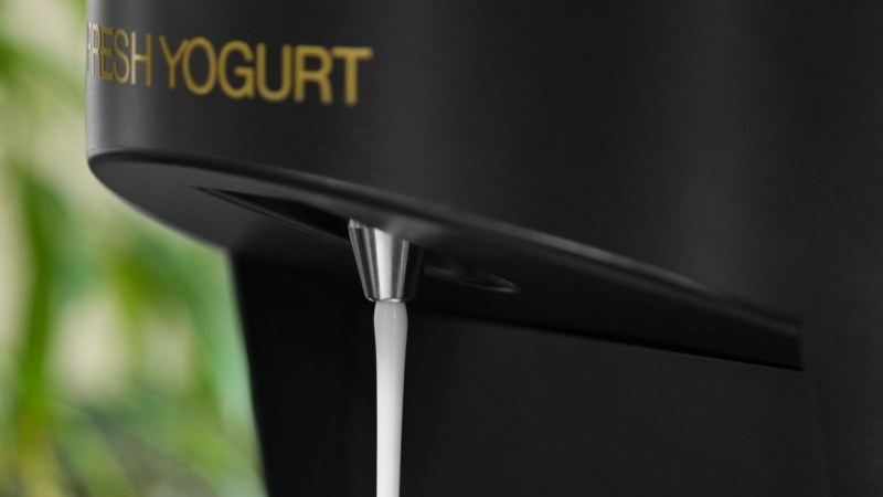 Stijlvol hotelontbijtbuffet met contactloze dispensers en hygiënische presentatie van gerechten.