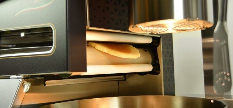 Gasten zien live hoe luchtige pannenkoeken binnen een minuut worden bereid als eyecatcher van het ontbijtbuffet.