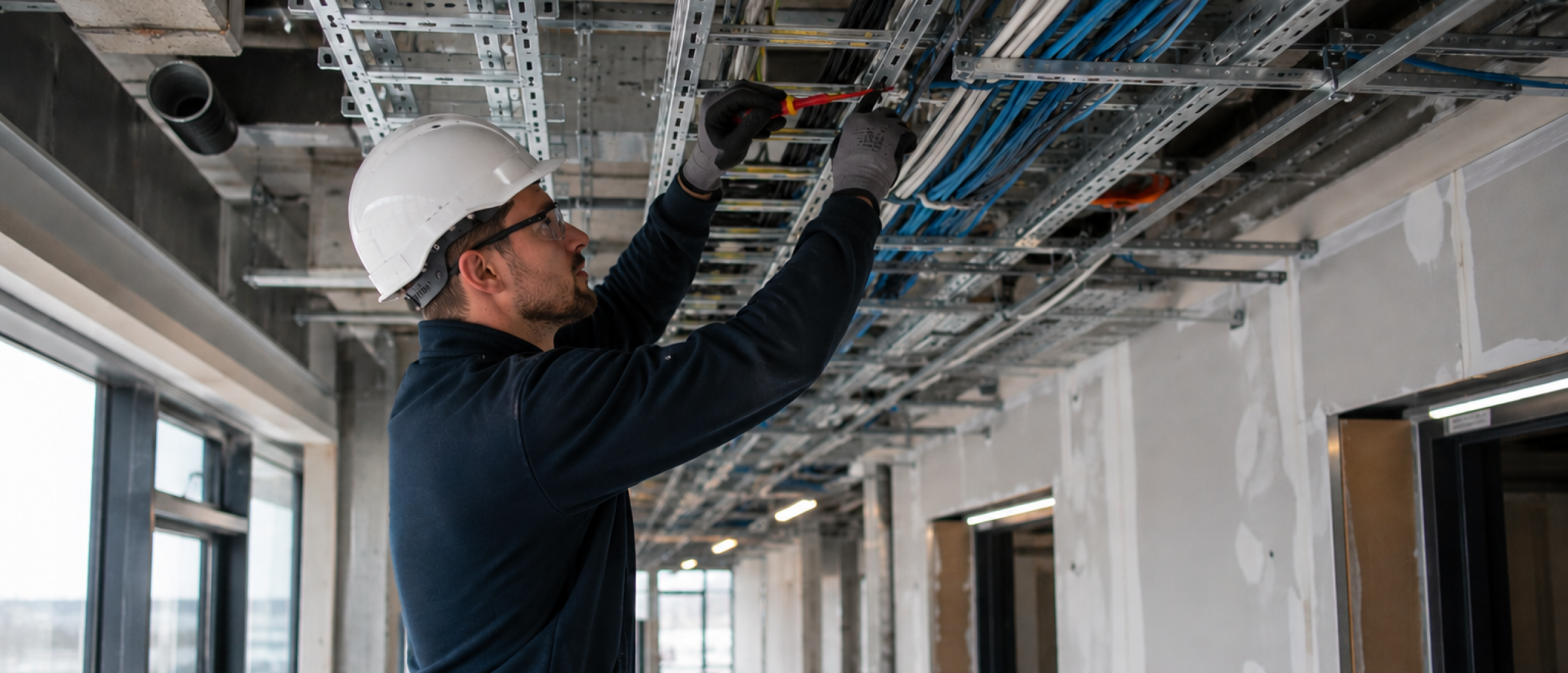 ZZP elektromonteur in de utiliteitsbouw: wat houdt het werk in?