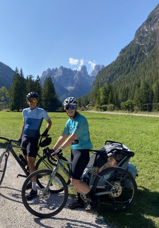 Fietsen in Dolomieten met gezin en fietskar