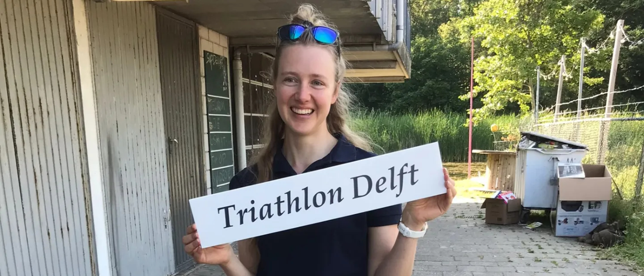 Fietsvrouwen vrijwilliger triathlon