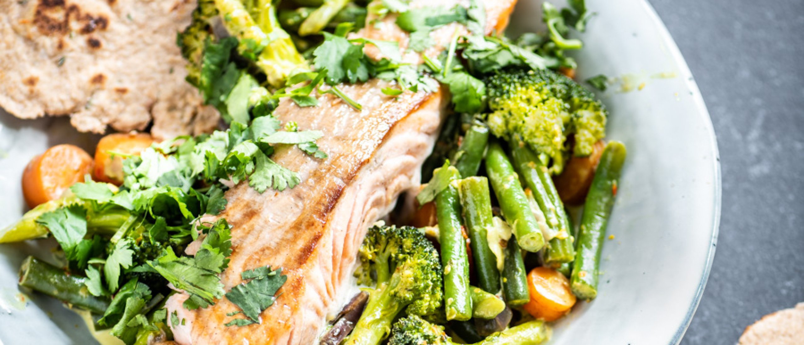 Recept: Gele curry met zalm en broccoli