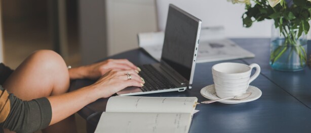 Homegym: 6 oefeningen die je achter je laptop kunt doen