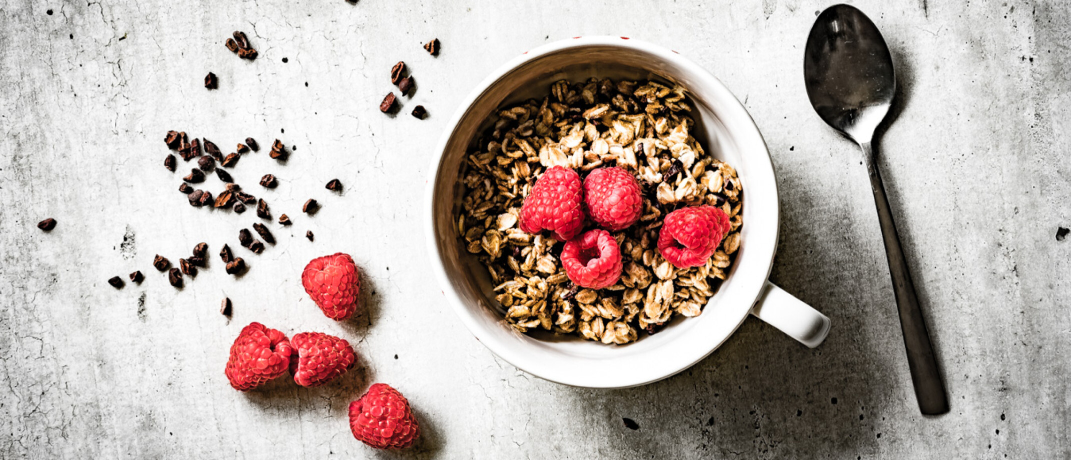 Overnight oats met roggevlokken, cacao nibs en frambozen