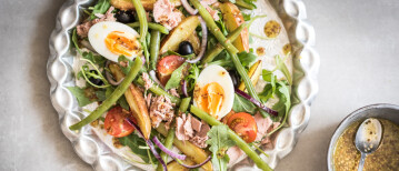 Recept: vullende salade niçoise met zwarte olijven en aardappel