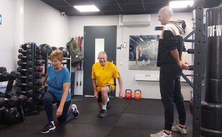 Irmgard en John lunges personal training