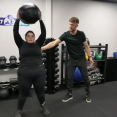 Rumeysa personal training met full body oefening