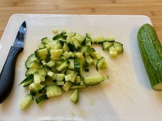 Snel komkommer in blokjes snijden
