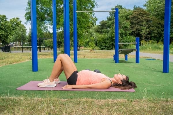 Oefening op de yogamat tijdens je zwangerschap