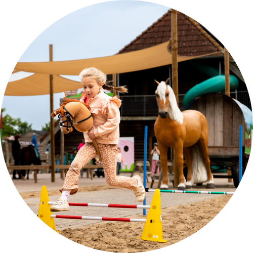 Hobbyhorsing bij Speelpark de Flierefluiter tijdens de zomervakantie