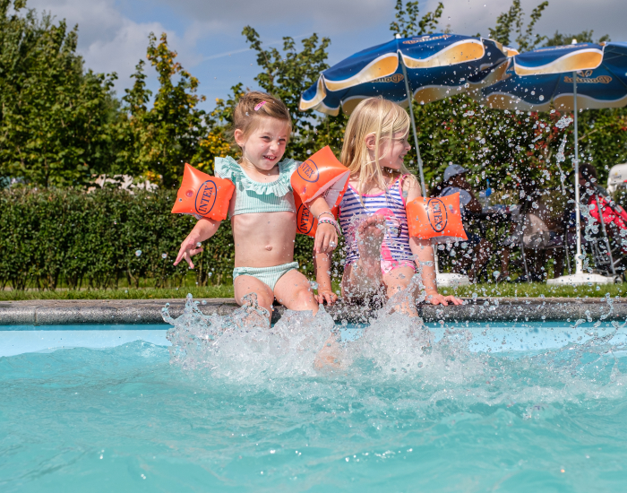 Heel veel waterpret in het zwembad bij de Flierefluiter