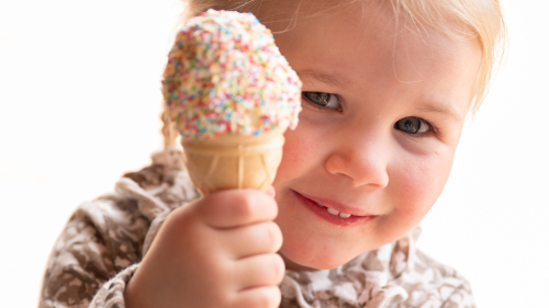 Genieten van een heerlijk ijsje bij speelboerderij de Flierefluiter in Raalte