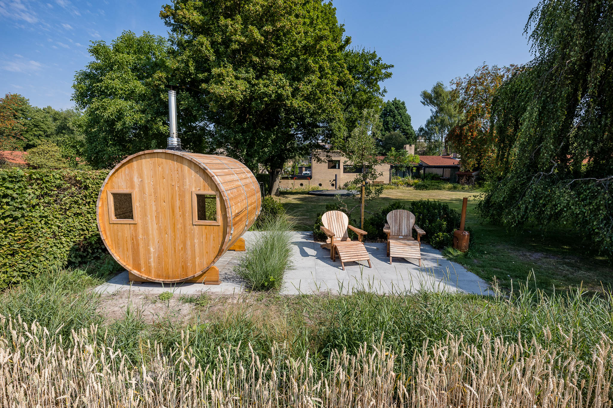 houten ton sauna in de tuin met ligbedden