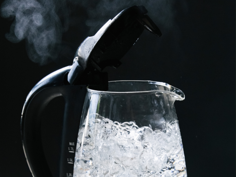 Keukenmiddeltjes tegen onkruid kokend water