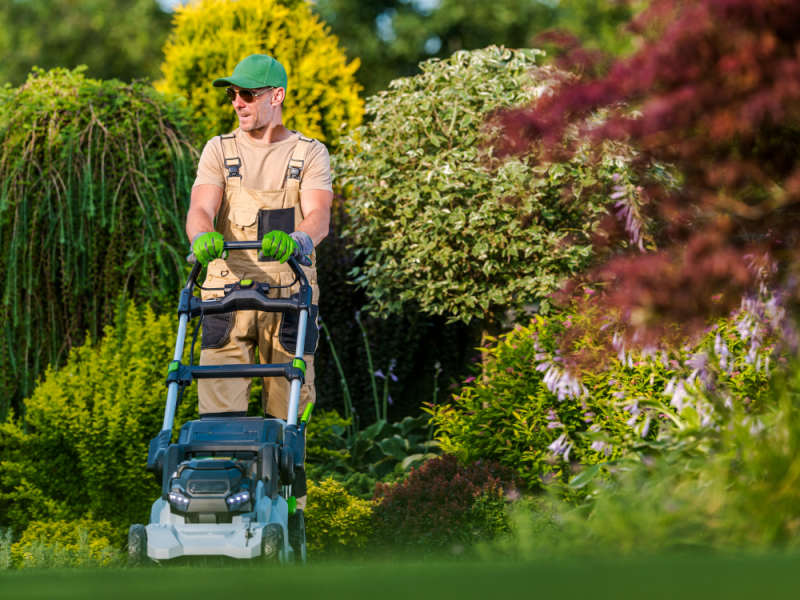 Onkruid bestrijden met maaien