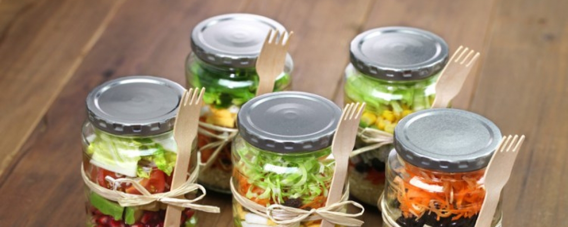 7 saladerecepten die je kunt meenemen voor onderweg