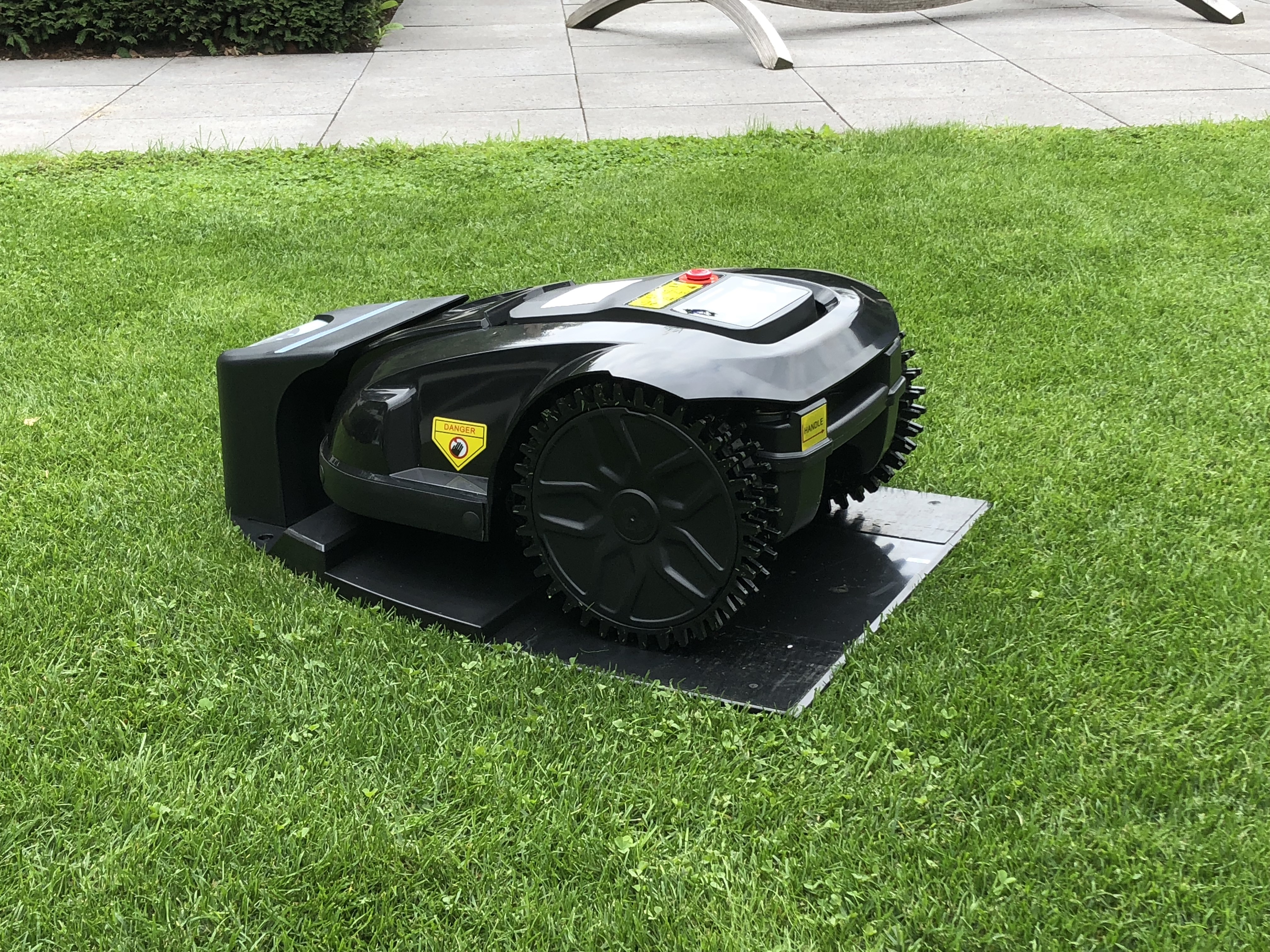 Robotmaaier op nat gras gebruiken: in hoeverre kan dat?