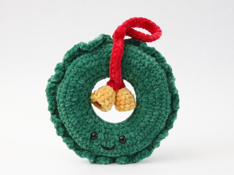 Christmas wreath crochet plush pattern holiday amigurumi decoration