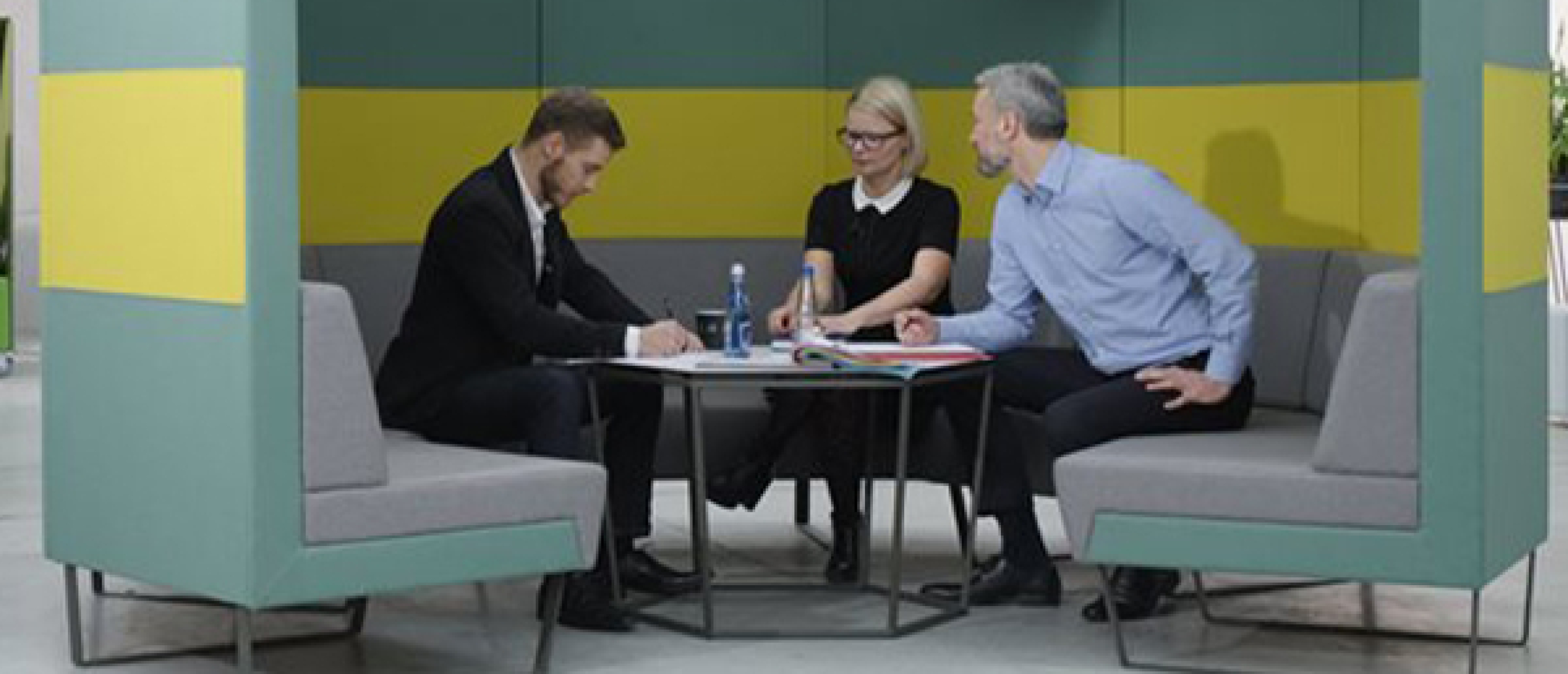 Wanneer het loont om met je collega’s aan één tafel te werken, en wanneer niet.