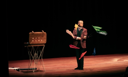 flynn comedy goochelaar publiek interactie