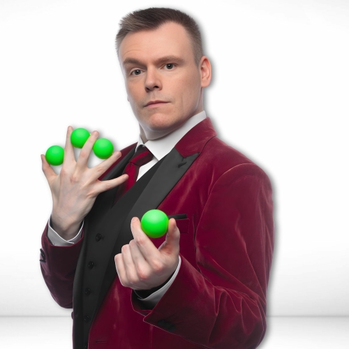 Hilarische comedy goochelaar vermaakt publiek op feest in Vlaams Brabant