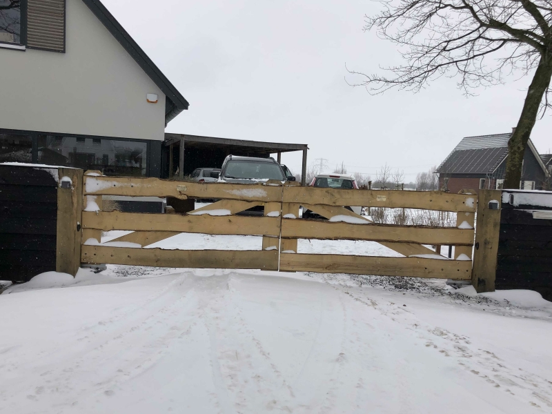 Houten poort in sneeuw