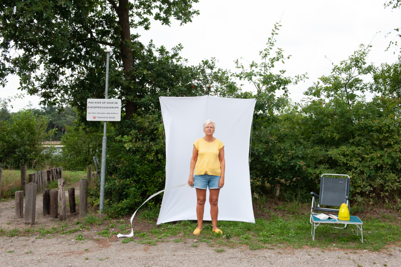 Vrouw op de camping door Geri Put