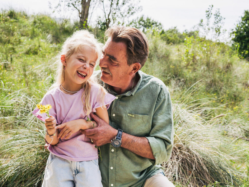 Familiefotografie - Kleindochter met Opa - Fotografie Debbie - Barneveld