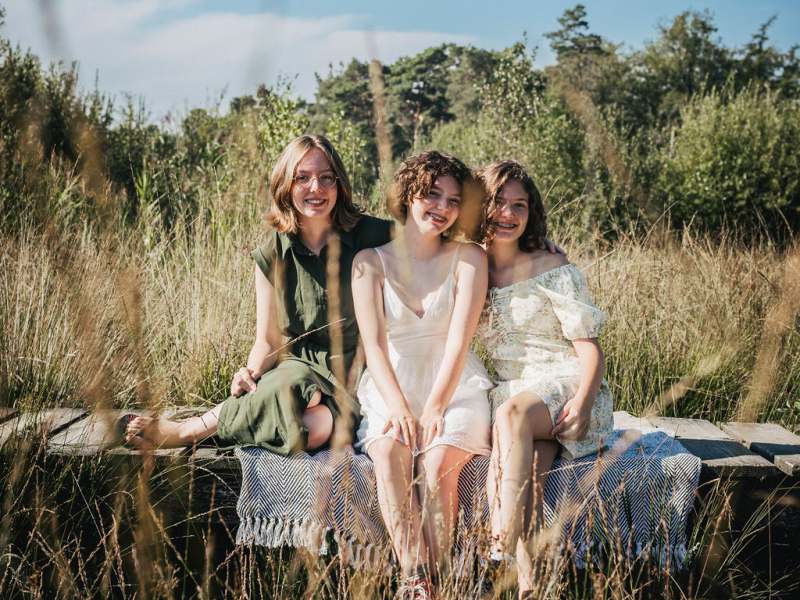 Familiefotografie - Meiden in het gras - Fotografie Debbie - Barneveld