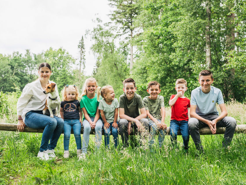 Familiefotografie - op bankje - Fotografie Debbie - Barneveld