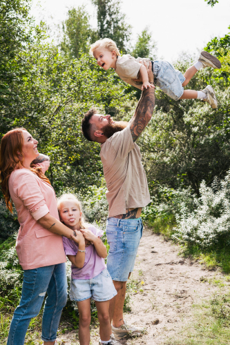 Familiefotorgrafie - Fotoshoot - Fotografie Debbie - Kind in de lucht