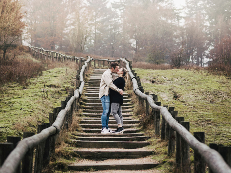 Loveshoot - Liefde foto - Fotografie Debbie - Barneveld - kus op trap Loveshoot - Liefde foto - Fotografie Debbie - Barneveld - kus op trap