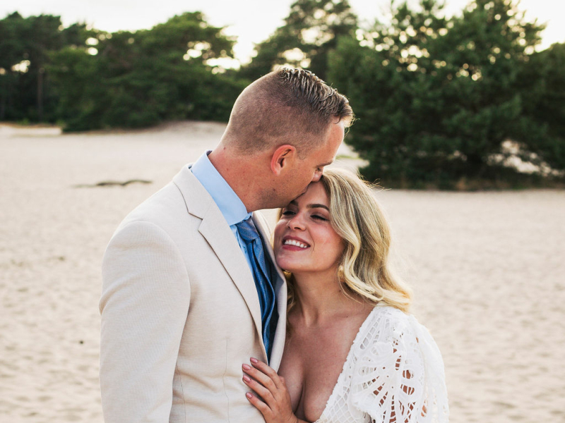 Loveshoot - Liefde foto - Fotografie Debbie - Barneveld - kus op voorhoofd Loveshoot - Liefde foto - Fotografie Debbie - Barneveld - kus op voorhoofd