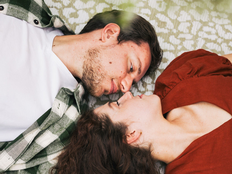 Loveshoot - Liefde foto - Fotografie Debbie - Barneveld - liggend Loveshoot - Liefde foto - Fotografie Debbie - Barneveld - liggend