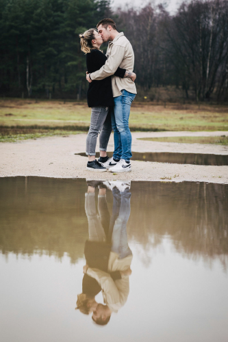 Loveshoot - Liefde foto - Fotografie Debbie - Barneveld - spiegeling in water