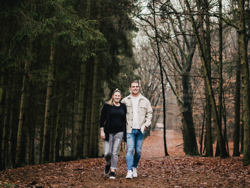 Loveshoot - Liefde foto - Fotografie Debbie - Barneveld - wandelen bos Loveshoot - Liefde foto - Fotografie Debbie - Barneveld - wandelen bos