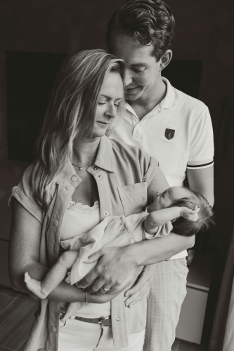 Newbornfotografie - Fotografie Debbie - Blij gezin - zwart wit