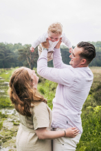Newbornfotografie - Fotografie Debbie - Blij gezin - zweven Newbornfotografie - Fotografie Debbie - Blij gezin - zweven